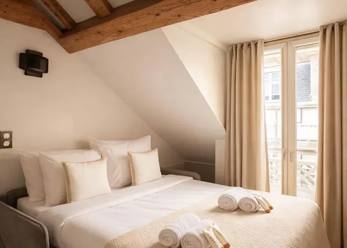 Апартаменты Place Des Vosges Париж